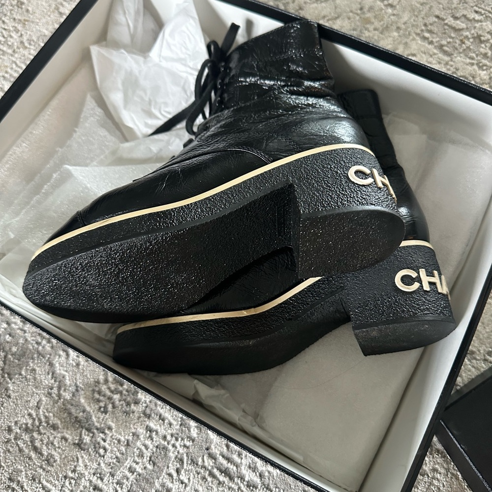 CHANEL Shiny Crumpled Lambskin boots - Picture 4 of 8